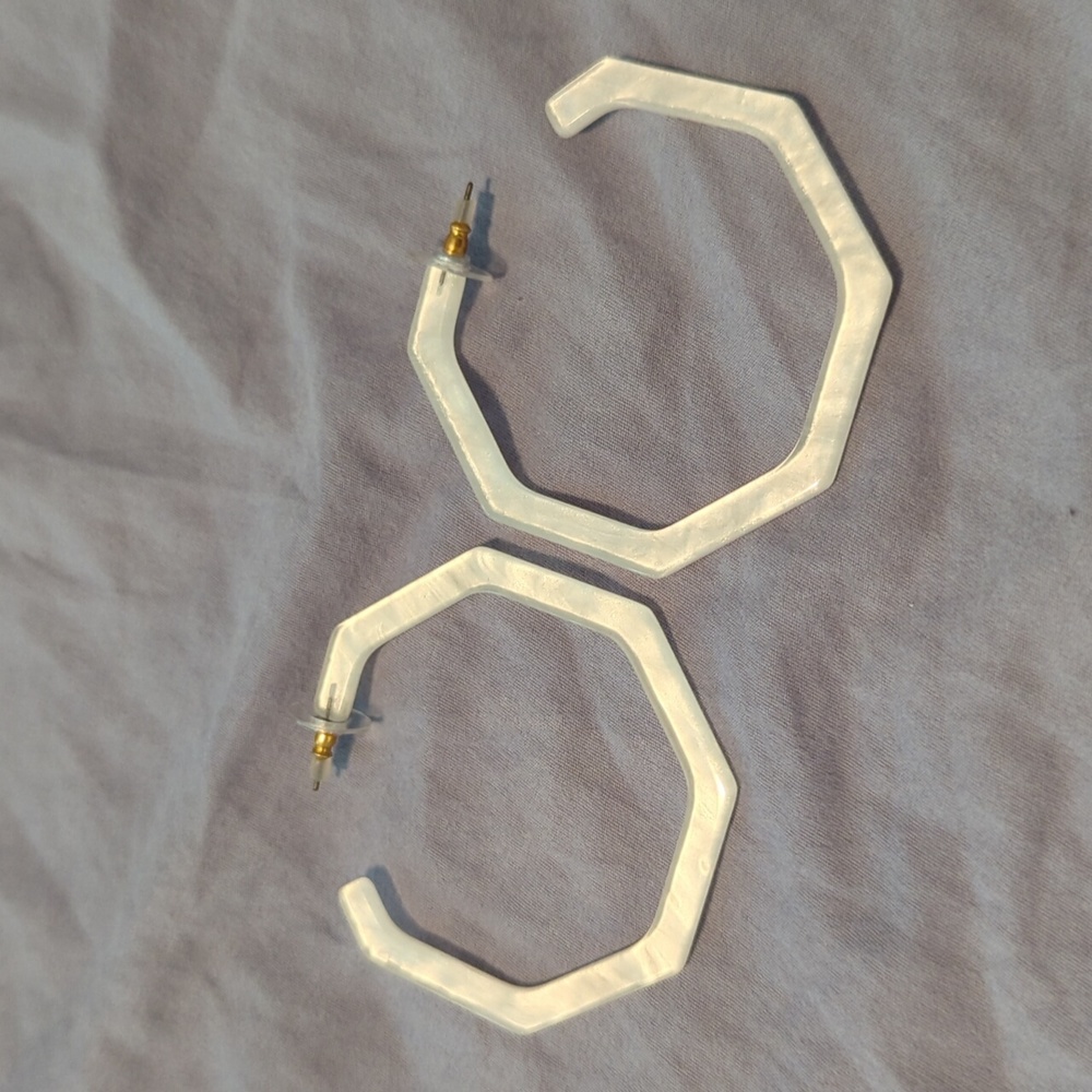 🍍NWOT White Acrylic Hoop Earrings 🍍